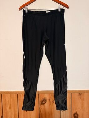 Nike Black Women's Athletic Leggings with Subtle Reflective Accents